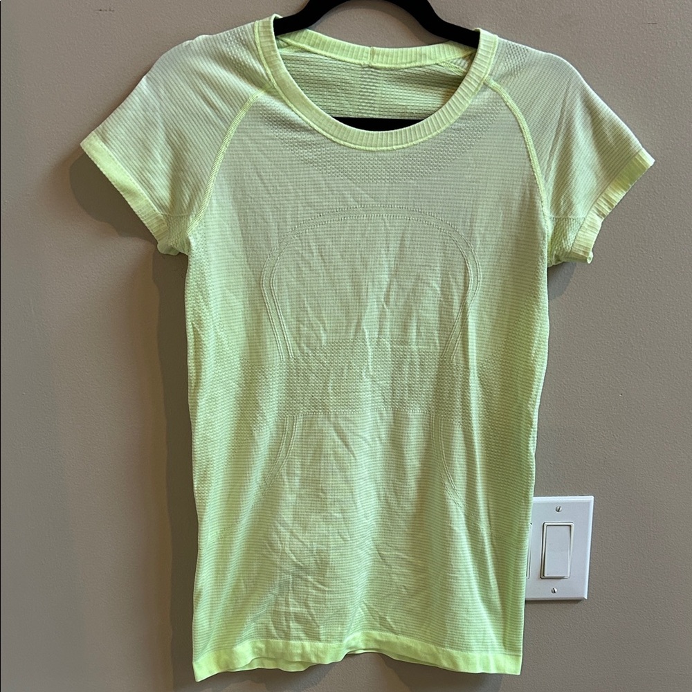 Lululemon Swiftly Tech Short Sleeve Athletic Top Size 8
